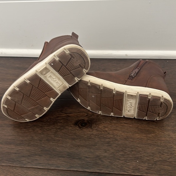 Cat&Jack brown winter boots size 13. Brown leather material with rubber soles. - Picture 4 of 4